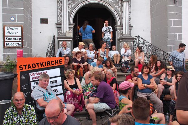 Warten vor der Stadtkirche . Rudolstadt-Festival 2017 (Foto: Andreas Kuhrt)