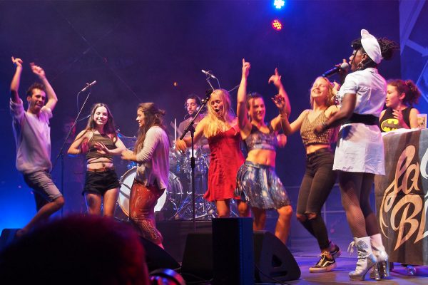 La Dame Blanche: Yaïté Ramos Rodriguez & Bühnentänzerinnen . Rudolstadt-Festival 2017 (Foto: Andreas Kuhrt)