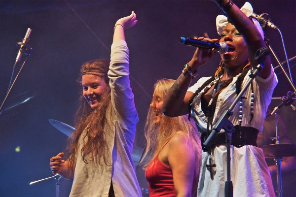 La Dame Blanche: Yaïté Ramos Rodriguez & Bühnentänzerinnen . Rudolstadt-Festival 2017 (Foto: Andreas Kuhrt)