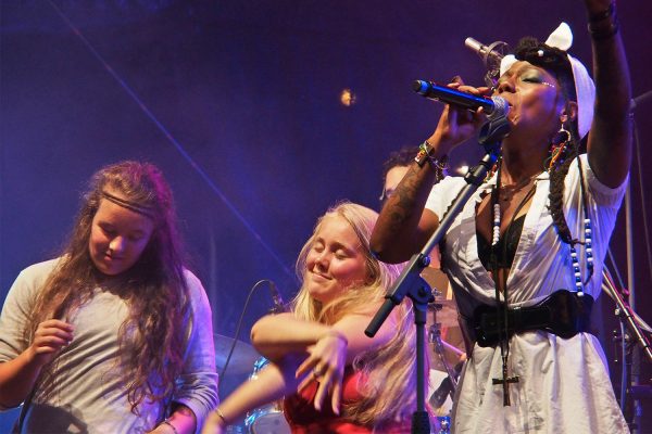 La Dame Blanche: Yaïté Ramos Rodriguez & Bühnentänzerinnen . Rudolstadt-Festival 2017 (Foto: Andreas Kuhrt)