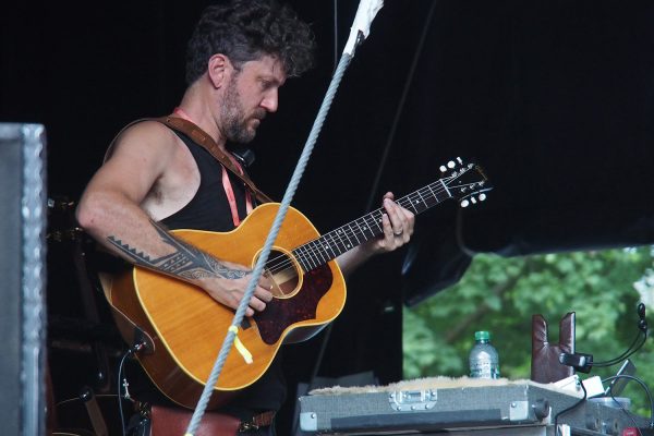 Gitarrenservice für Ani DiFranco . Rudolstadt-Festival 2017 (Foto: Andreas Kuhrt)