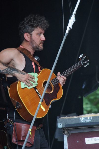 Gitarrenservice für Ani DiFranco . Rudolstadt-Festival 2017 (Foto: Andreas Kuhrt)