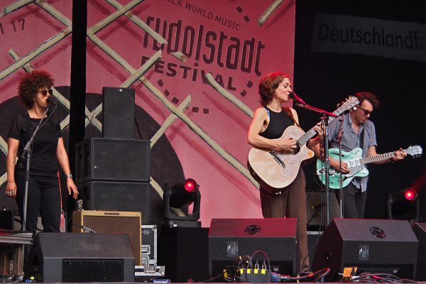 Ani DiFranco & Luke Enyeart . Rudolstadt-Festival 2017 (Foto: Andreas Kuhrt)