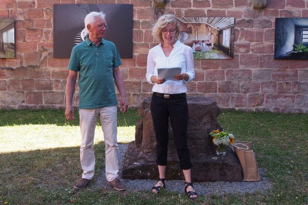 Henryk Bies (Foto: Morbider Charme), 2. Platz beim Fotowettbewerb "Ästhetiken des Verfalls" (Preisverleihung durch Uta Bretschneider) . Klosterkirche Veßra 2018 (Foto: Andreas Kuhrt)