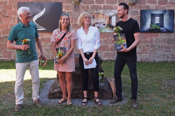 Henryk Bies (2. Platz), Jana Jarmila Eckardt (3. Platz) & Oliver Niemeier (5. Platz, rechts), Preisträger beim Fotowettbewerb "Ästhetiken des Verfalls" (Preisverleihung durch Uta Bretschneider) . Klosterkirche Veßra 2018 (Foto: Andreas Kuhrt)