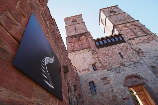 Siegerbild des Fotowettbewerbs "Ästhetiken des Verfalls": Treppenhaus im Hotel Monte Palace (Portugal) (Foto: Stefan Curth) . Klosterkirche Veßra 2018 (Foto: Andreas Kuhrt)