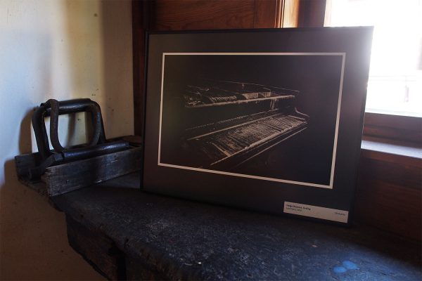 Lost Piano (Foto: Helge Röwer) . Fotoausstellung "Ästhetiken des Verfalls" . Kloster Veßra 2018 (Foto: Andreas Kuhrt)