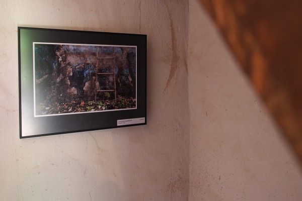 Aufwärts (Foto: Jana Groß) . Fotoausstellung "Ästhetiken des Verfalls" . Kloster Veßra 2018 (Foto: Andreas Kuhrt)