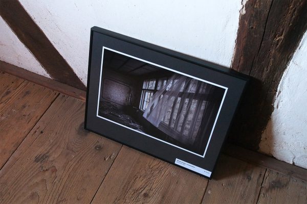 Durchzug (Foto: Bärbel Heyder) . Fotoausstellung "Ästhetiken des Verfalls" . Kloster Veßra 2018 (Foto: Andreas Kuhrt)