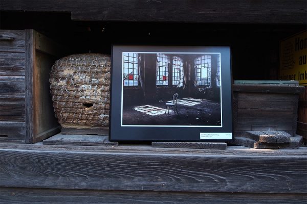 Phoenix Stuhl 2 (Foto: Michael Merkel) . Fotoausstellung "Ästhetiken des Verfalls" . Kloster Veßra 2018 (Foto: Andreas Kuhrt)