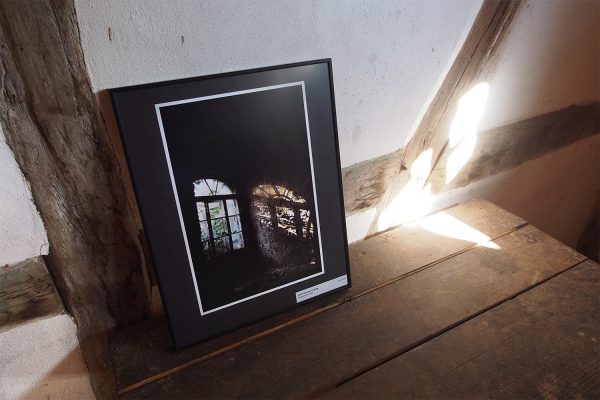 Fensterlicht (Foto: Kati Lienert) . Fotoausstellung "Ästhetiken des Verfalls" . Kloster Veßra 2018 (Foto: Andreas Kuhrt)