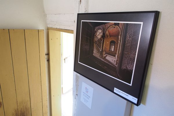 Durchblick (Foto: Andrea Bienert) . Fotoausstellung "Ästhetiken des Verfalls" . Kloster Veßra 2018 (Foto: Andreas Kuhrt)