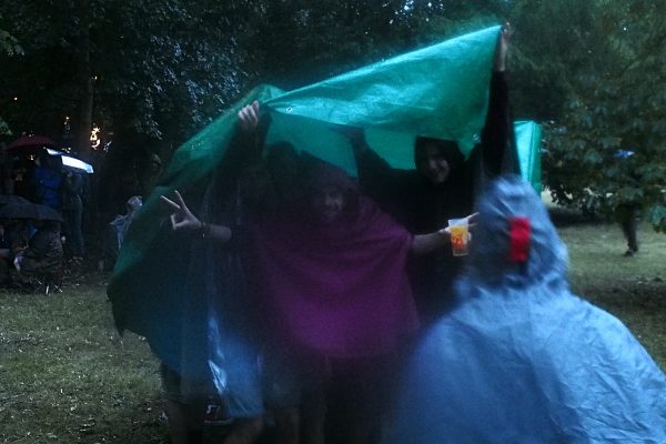 Unter der Regenplane . Rudolstadt-Festival 2018 (Foto: Andreas Kuhrt)