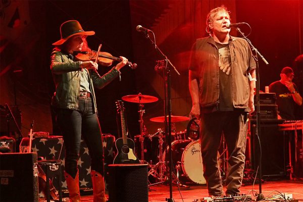 Eleanor Witmore + Kelly Looney . Steve Earle & The Dukes (USA) . Rudolstadt-Festival 2018 (Foto: Andreas Kuhrt)