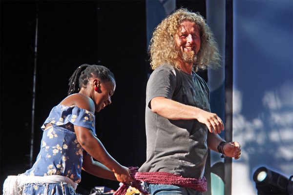 Elida Almeida und ein Tanzpartner aus dem Publikum . Rudolstadt-Festival 2018 (Foto: Andreas Kuhrt)