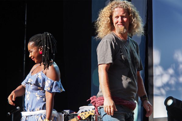 Elida Almeida und ein Tanzpartner aus dem Publikum . Rudolstadt-Festival 2018 (Foto: Andreas Kuhrt)