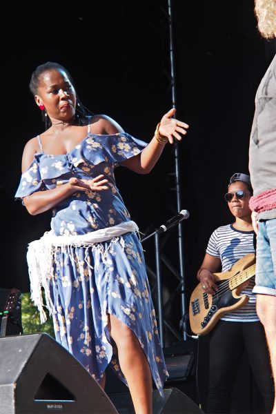 Elida Almeida und ein Tanzpartner aus dem Publikum . Rudolstadt-Festival 2018 (Foto: Andreas Kuhrt)