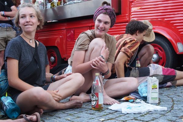 Straßenmusik-Publikum bei TribalNeed . Rudolstadt-Festival 2018 (Foto: Andreas Kuhrt)