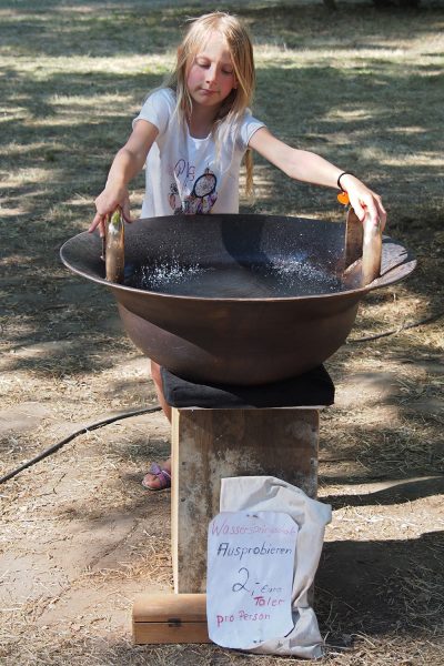 Mädchen mit Wasserspringschale im Heinepark . Rudolstadt-Festival 2018 (Foto: Andreas Kuhrt)