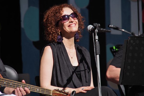 Sängerin beim El Gusto Orchestra . Rudolstadt-Festival 2018 (Foto: Andreas Kuhrt)