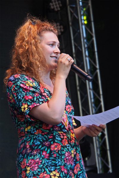 Konzertbühne Heinepark: Moderatorin Jamila Al-Yousef . Rudolstadt-Festival 2018 (Foto: Andreas Kuhrt)