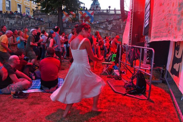 Publikum bei Debademba . Rudolstadt-Festival 2018 (Foto: Andreas Kuhrt)