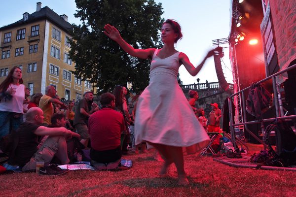 Publikum bei Debademba . Rudolstadt-Festival 2018 (Foto: Andreas Kuhrt)