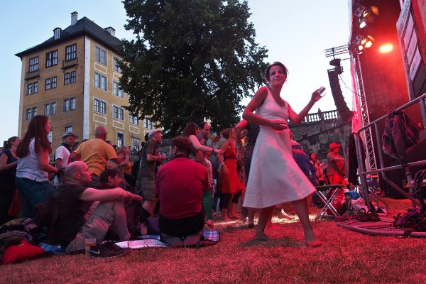 Publikum bei Debademba . Rudolstadt-Festival 2018 (Foto: Andreas Kuhrt)