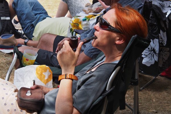 Pfeifenraucherin im Heinepark . Rudolstadt-Festival 2018 (Foto: Andreas Kuhrt)