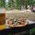 Stillleben mit Bier & Pizza im Heinepark . Rudolstadt-Festival 2018 (Foto: Andreas Kuhrt)