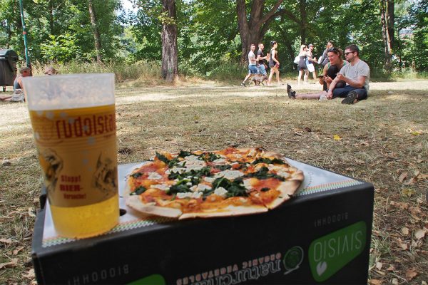 Stillleben mit Bier & Pizza im Heinepark . Rudolstadt-Festival 2018 (Foto: Andreas Kuhrt)