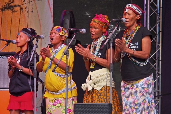 Namibian Tales: San-Mädchen, Baqu Kha//an, //Ao N!ani & N!ae Komtsa . Rudolstadt-Festival 2018 (Foto: Andreas Kuhrt)