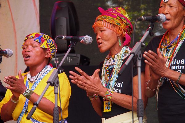 Namibian Tales: Baqu Kha//an, //Ao N!ani & N!ae Komtsa . Rudolstadt-Festival 2018 (Foto: Andreas Kuhrt)