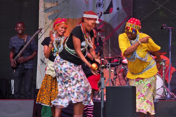 Namibian Tales: Wurf-Spiel der San-Frauen . Rudolstadt-Festival 2018 (Foto: Andreas Kuhrt)