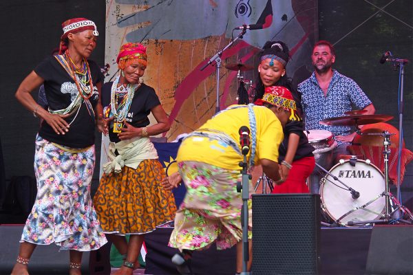 Namibian Tales: Wurf-Spiel der San-Frauen . Rudolstadt-Festival 2018 (Foto: Andreas Kuhrt)