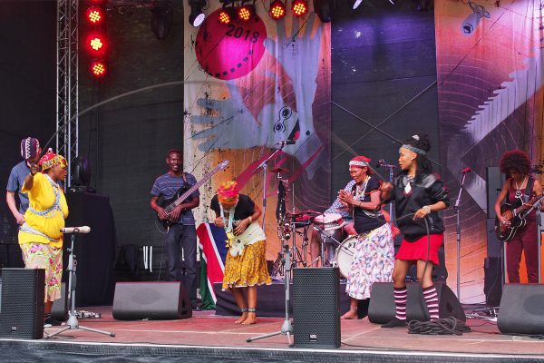 Namibian Tales: Seilspring-Spiel der San-Frauen . Rudolstadt-Festival 2018 (Foto: Andreas Kuhrt)